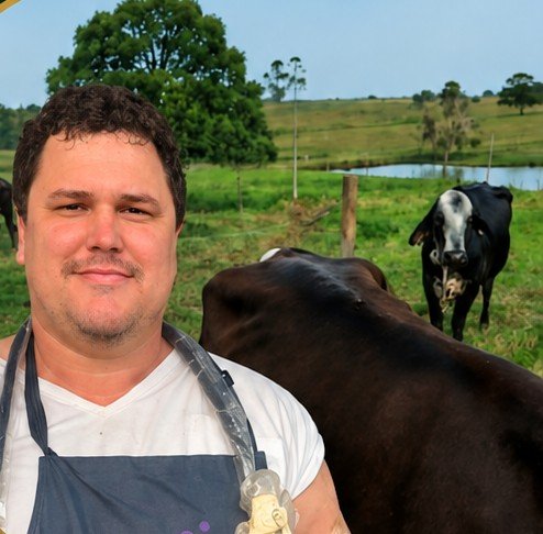 Prof. Danilo Priandi no campo com bovinos